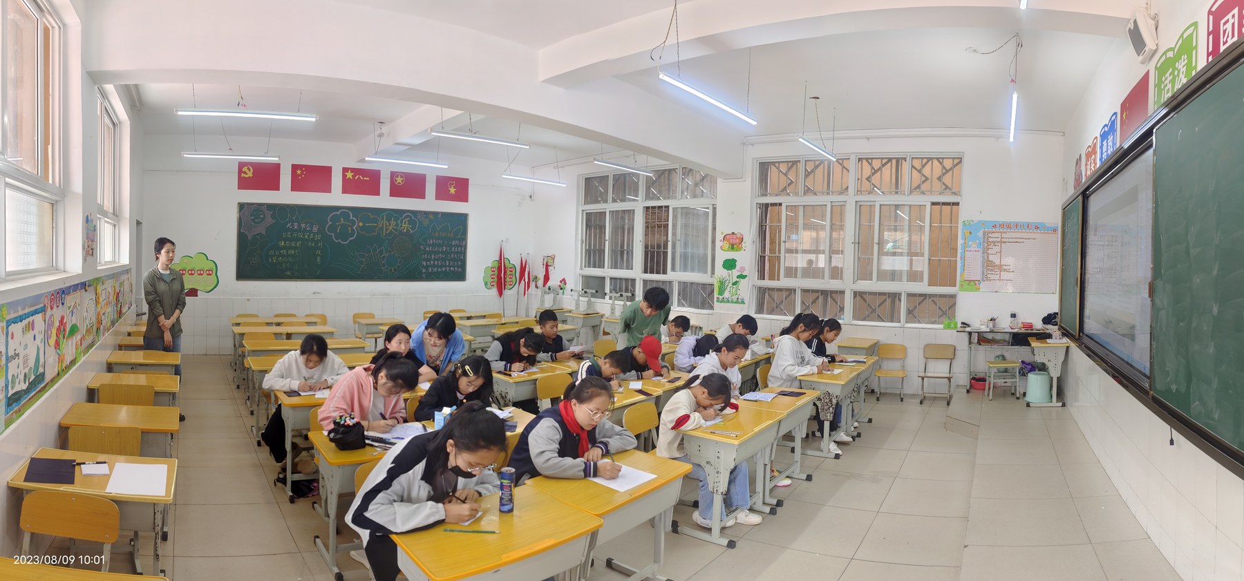 绿春支教课堂，学生在教室里完成美育练习